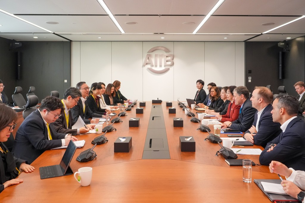 林定國率代表團到訪亞洲基礎設施投資銀行(亞投行),並與今年初到任的行長鄒加怡及其團隊會面。林定國FB圖片 林定國率代表團到訪亞洲基礎設施投資銀行(亞投行),並與今年初到任的行長鄒加怡及其團隊會面。林定國FB圖片