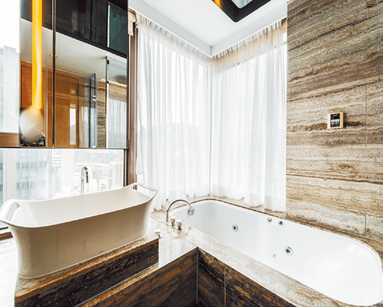 浴室保养得宜，云石设计令一室甚具气派。