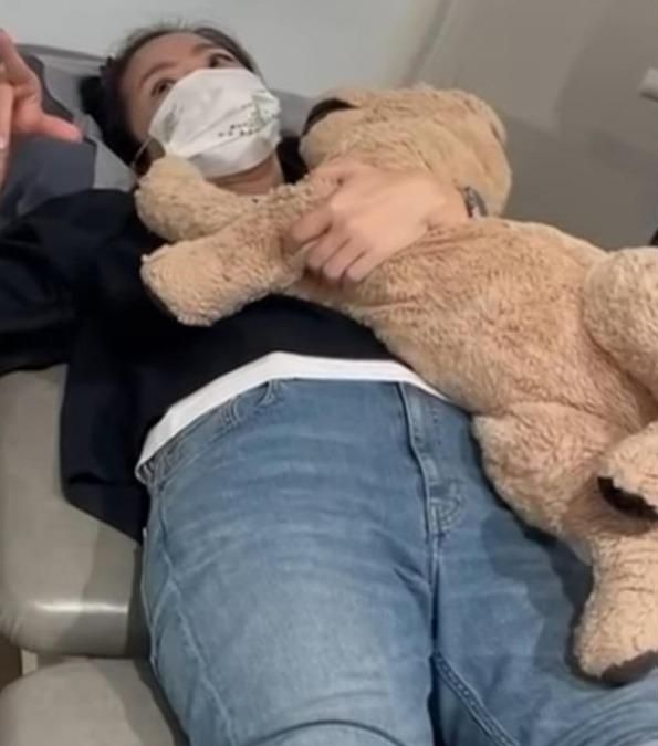 陶晶瑩重感冒卻打球致膝蓋受傷，然後堅持要去遛狗，結果要到醫院求醫。