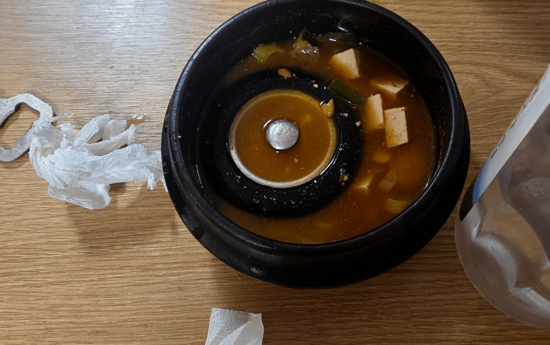 南韓慶尚北道聞慶市一家餐廳奉上的大醬湯，竟混有排水孔蓋。bobaedream