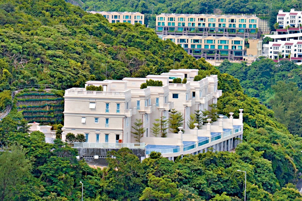 大潭道45號昨以3.03億售出6號洋房，呎價約6.34萬。