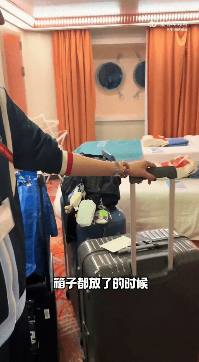 行李箱完全打開後,房內幾乎沒有位置走動。 行李箱完全打開後,房內幾乎沒有位置走動。