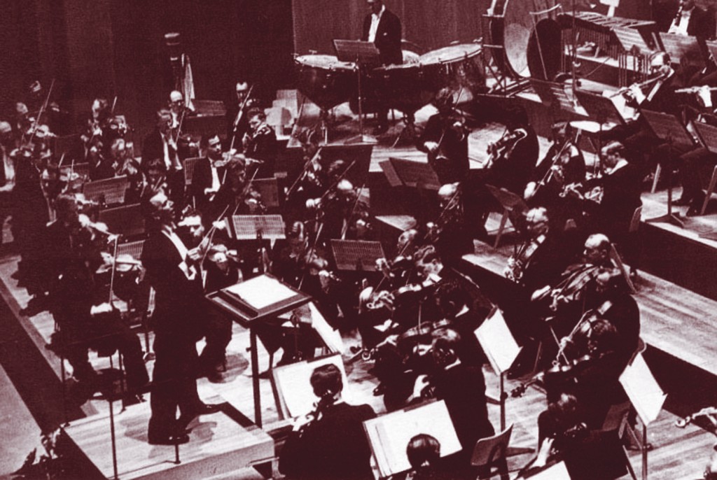 英国指挥大师马尔科姆.萨金德爵士,当年带领伦敦爱乐乐团访港。(图:康乐及文化事务署提供)