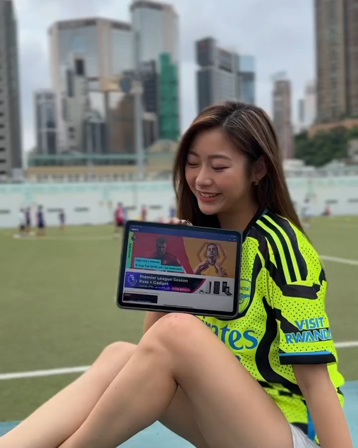 Kylie C.鄭杞瑤在社交網分享足球資訊。