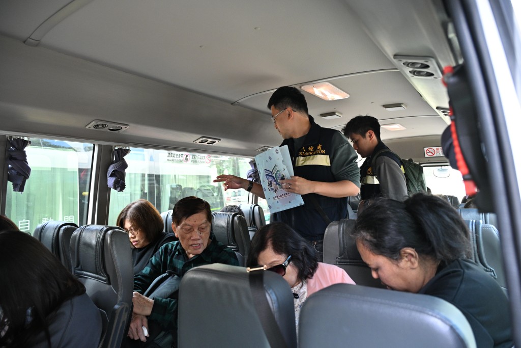 若居民有需要，入境處亦會安排旅遊巴接送到附近的中旅社補領回鄉證。