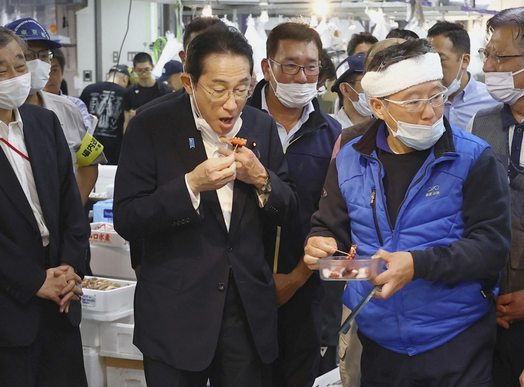 岸田文雄在豐洲漁市場即場試食福島海鮮。（日本共同社）