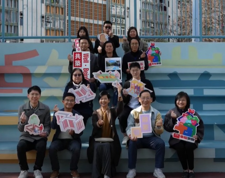 何永賢早前也去到啟業邨，參與立法會議員鄧家彪與街坊一起寫揮春的活動。何永賢影片截圖 