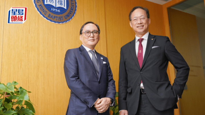 霍文遜(左)指,新醫學院擬開辦的課程強調「以病人為師」,着重臨床教學及系統教學。旁為衞炳江。葉偉豪攝