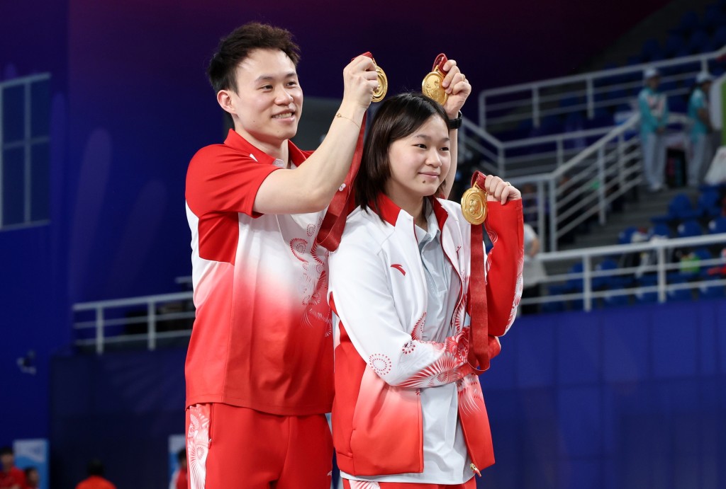 全紅嬋(右)帶傷上陣為廣東贏得跳水女子團體金牌。中新社