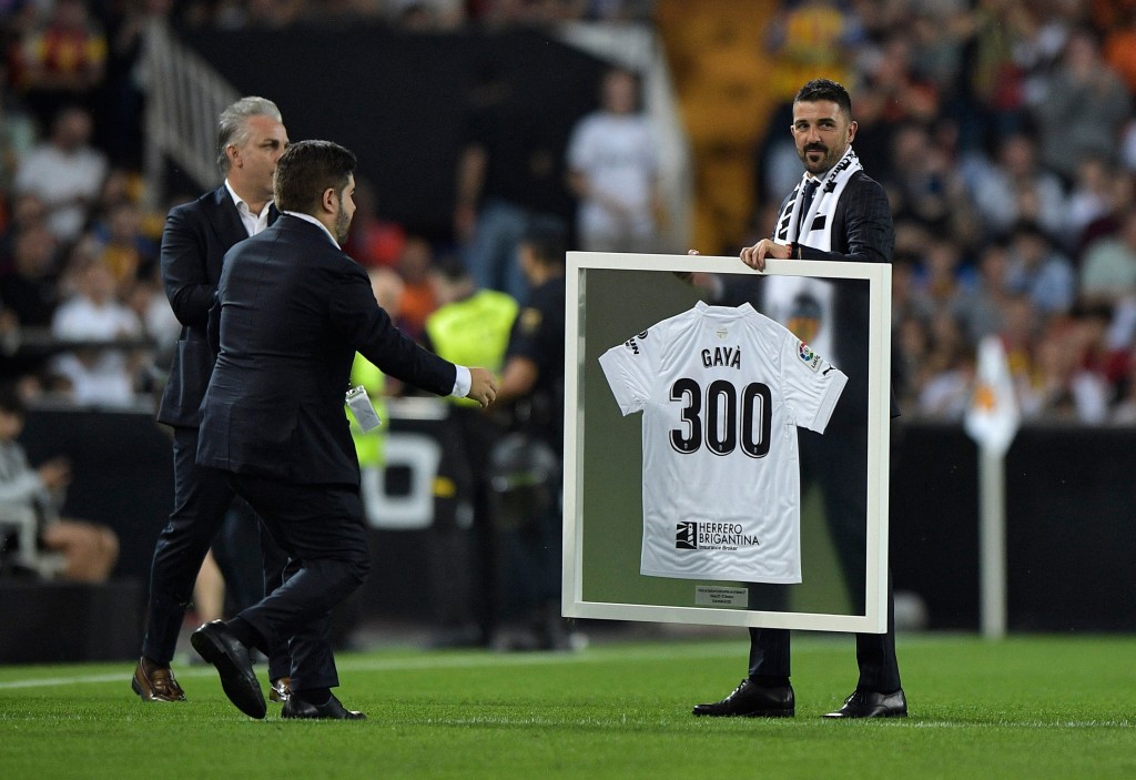 大衞韋拿獲華倫西亞頒贈三百戰球衣。Reuters
