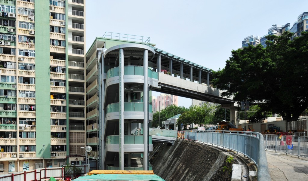 路政署今年起為全港其他符合計劃範疇的行人通道,進行加建升降機的技術可行性研究。 路政署今年起為全港其他符合計劃範疇的行人通道,進行加建升降機的技術可行性研究。