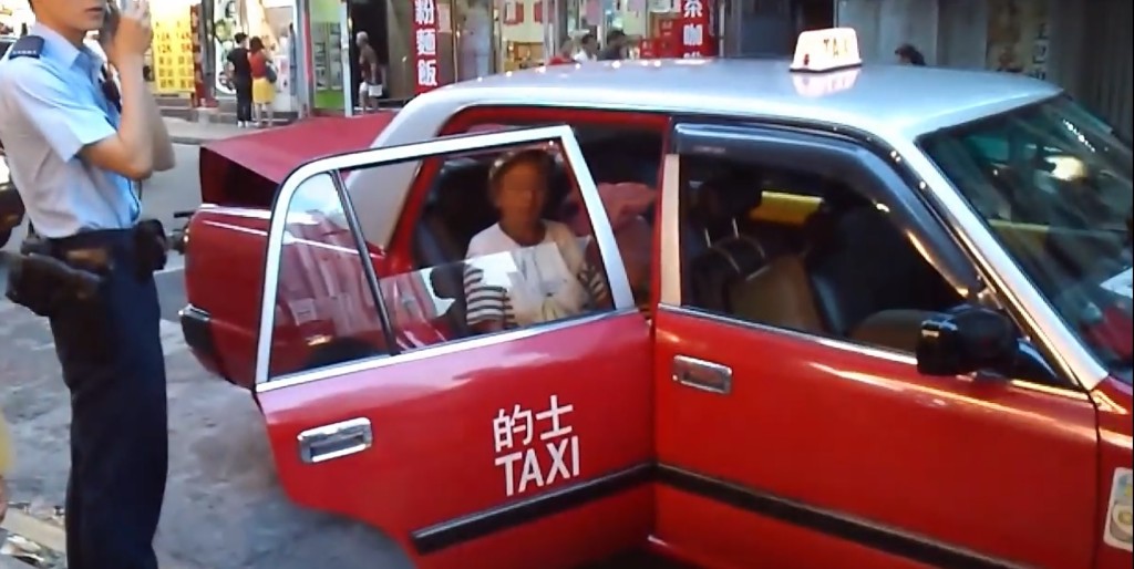 「安荫婆婆」早年在荃湾至屯门一带出没，她坐着轮椅截的士前往荃湾，到达后却拒付车资。(影片截图)