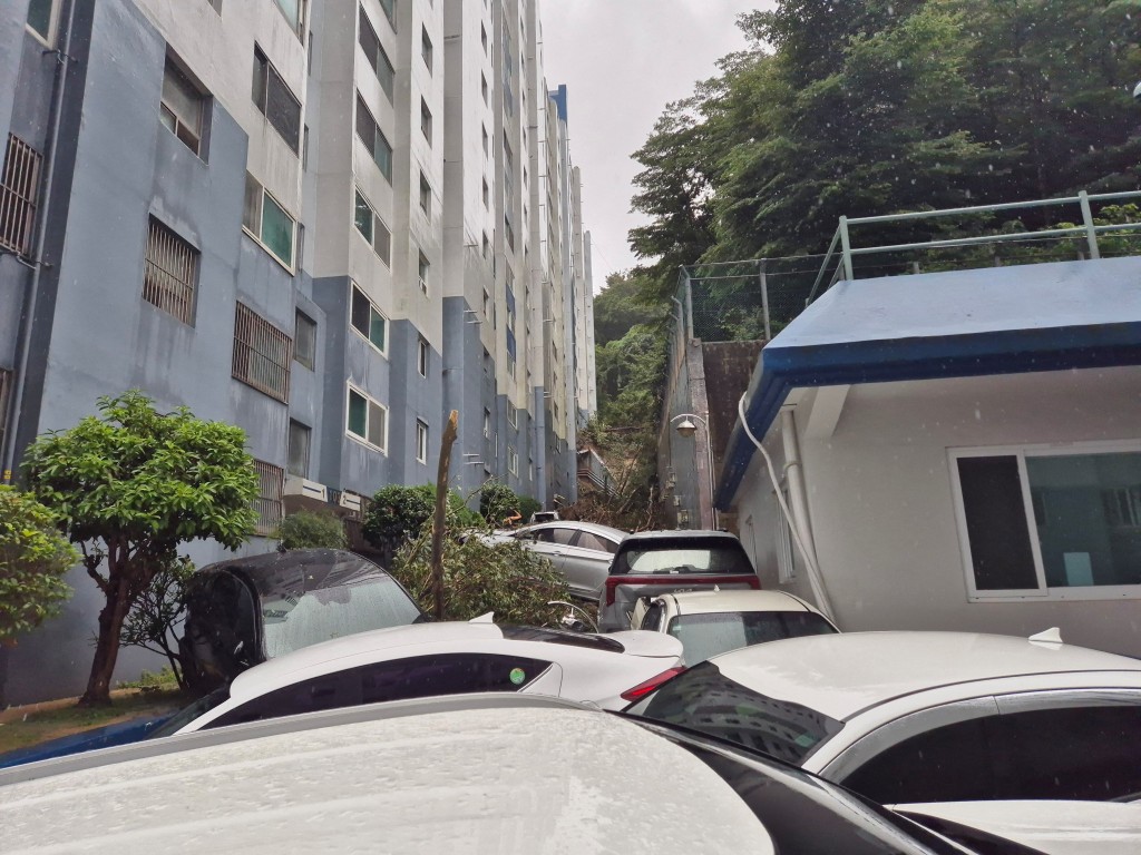 巨濟市玉浦洞一處公寓附近發生山泥傾瀉。該公寓一樓被埋。路透社