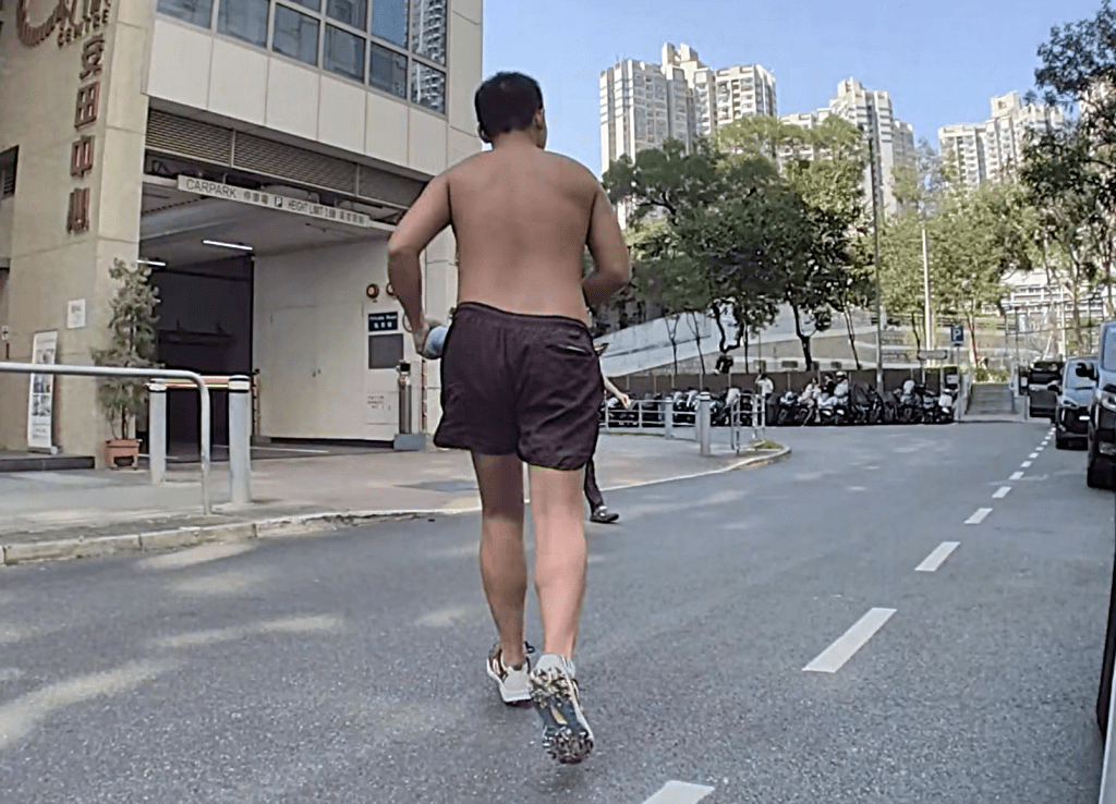 男子得到50元跑向滿是車房的街道。fb：GlowingFalcon9856