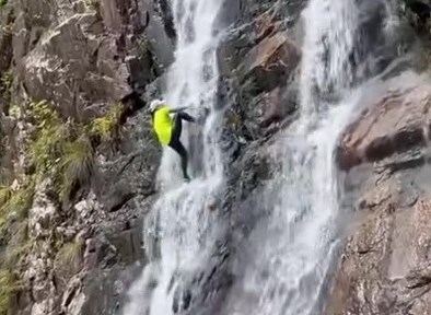 大媽驚險攀瀑。網上截圖