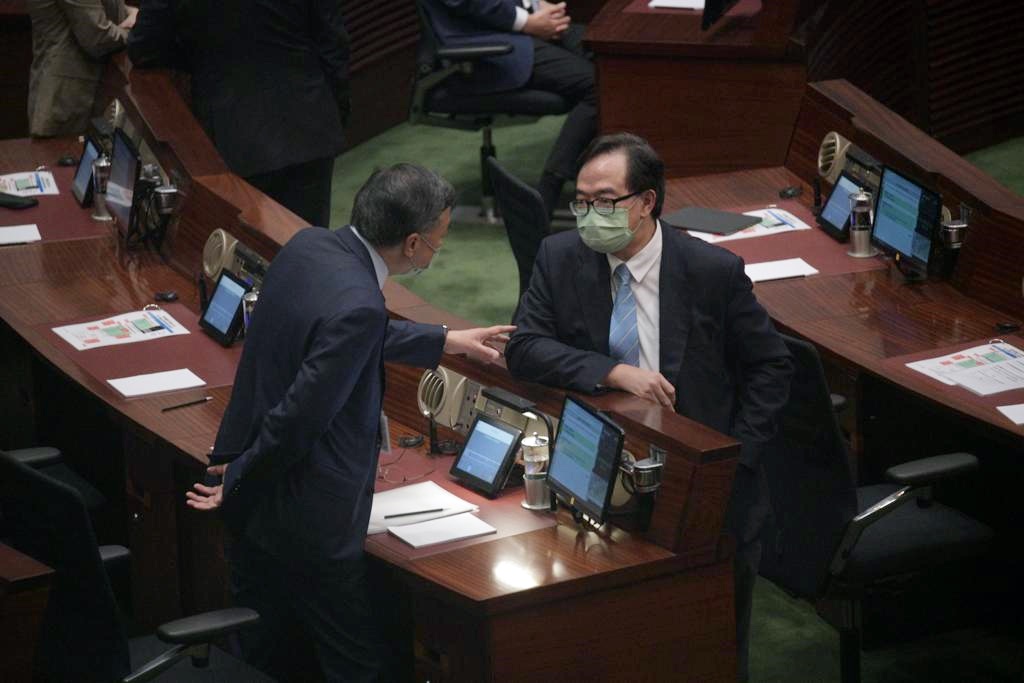 有議員則戴上綠色口罩。