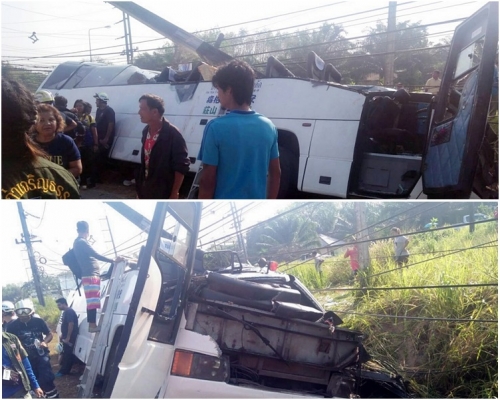 旅巴撞電線桿後翻側，車頂被削去。網圖