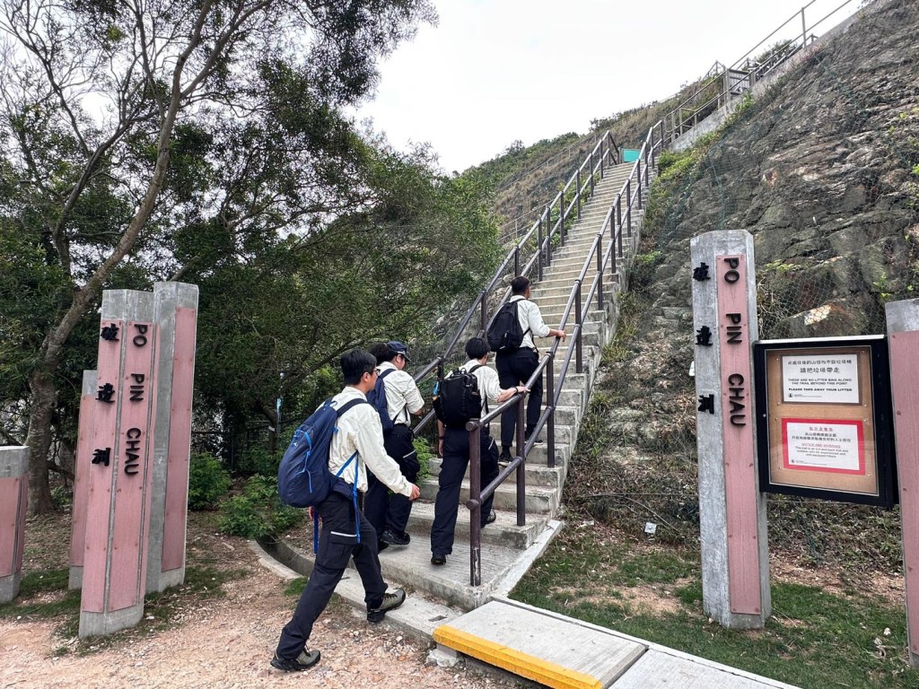 漁護署人員今早到西貢萬宜水庫東壩、破邊洲一帶巡邏及視察,提醒訪客不要使用捷徑、注意行山安全、愛護大自然環境。漁護署fb 漁護署人員今早到西貢萬宜水庫東壩、破邊洲一帶巡邏及視察,提醒訪客不要使用捷徑、注意行山安全、愛護大自然環境。漁護署fb
