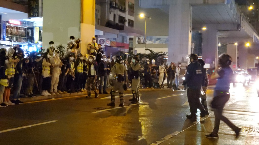 太子站附近有人群聚集