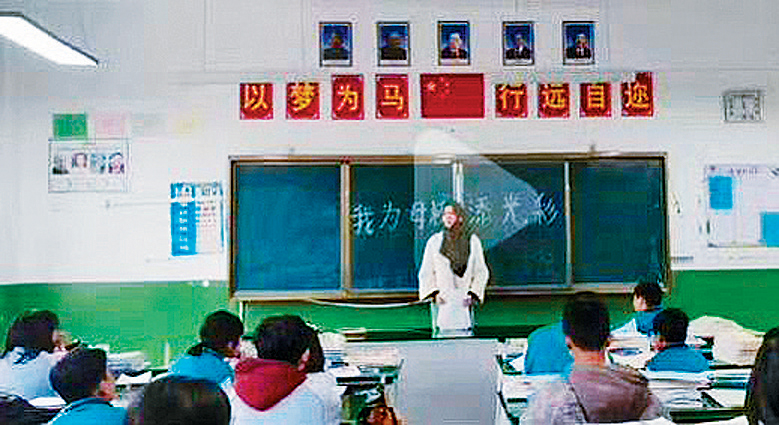 青海女教師戴黑頭巾上課。