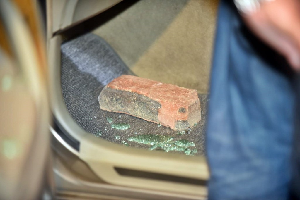 私家車內有磚頭。徐裕民攝
