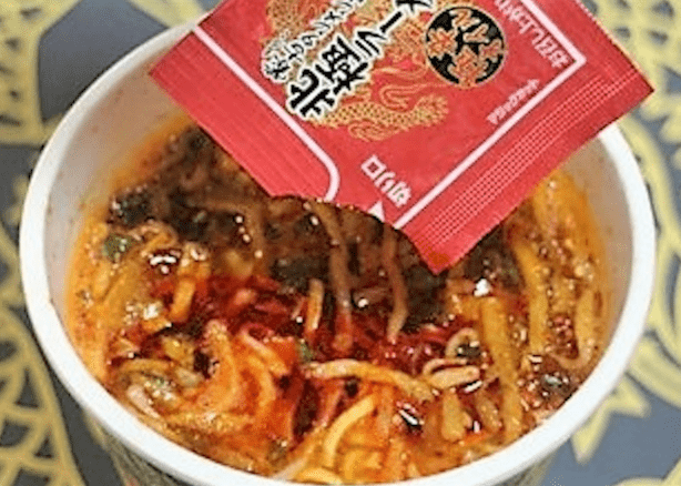 不少网民留言分析，在地震后停水或厕所设施受损的情况下，吃这款杯面简直是“自寻烦恼”。
