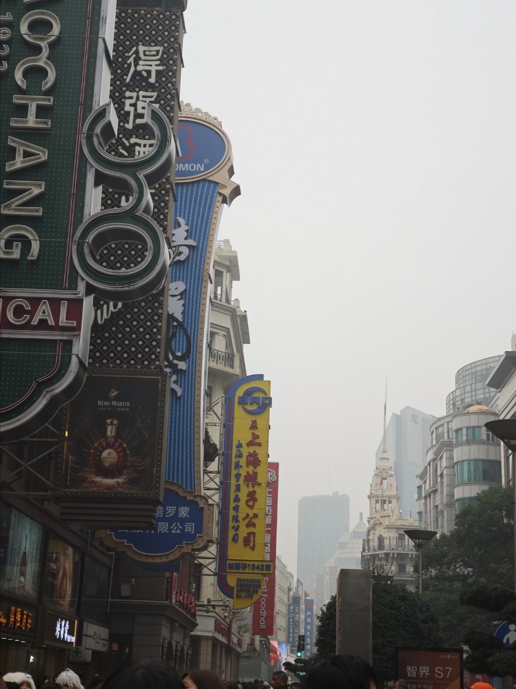 強霧霾天氣影響下，上海戶外能見度極差，當局提醒民眾非必要勿戶外活動。微博