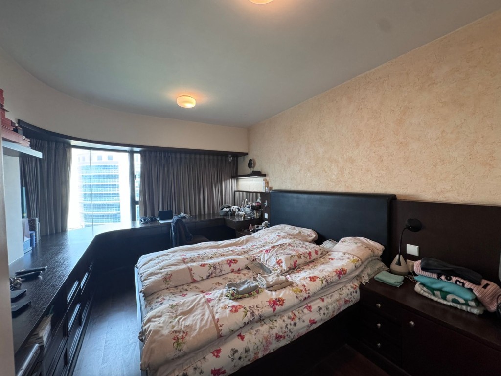 睡房同樣設特闊大窗，活動空間充足。