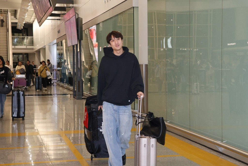 Ryan一身型格便服步出機場。徐嘉華攝 Ryan一身型格便服步出機場。徐嘉華攝