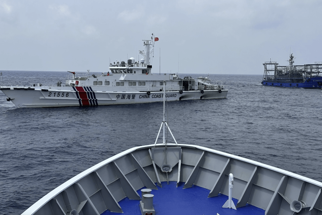 菲律賓海警船和補給船周三在仁愛礁附近海域，遭到中國海警船和民兵船近距離攔截。美聯社