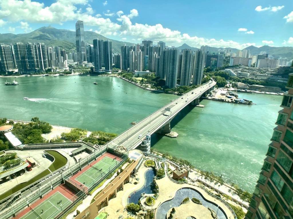 單位向東北,可享青衣大橋(北橋)及荃灣西一帶的藍巴勒海峽。