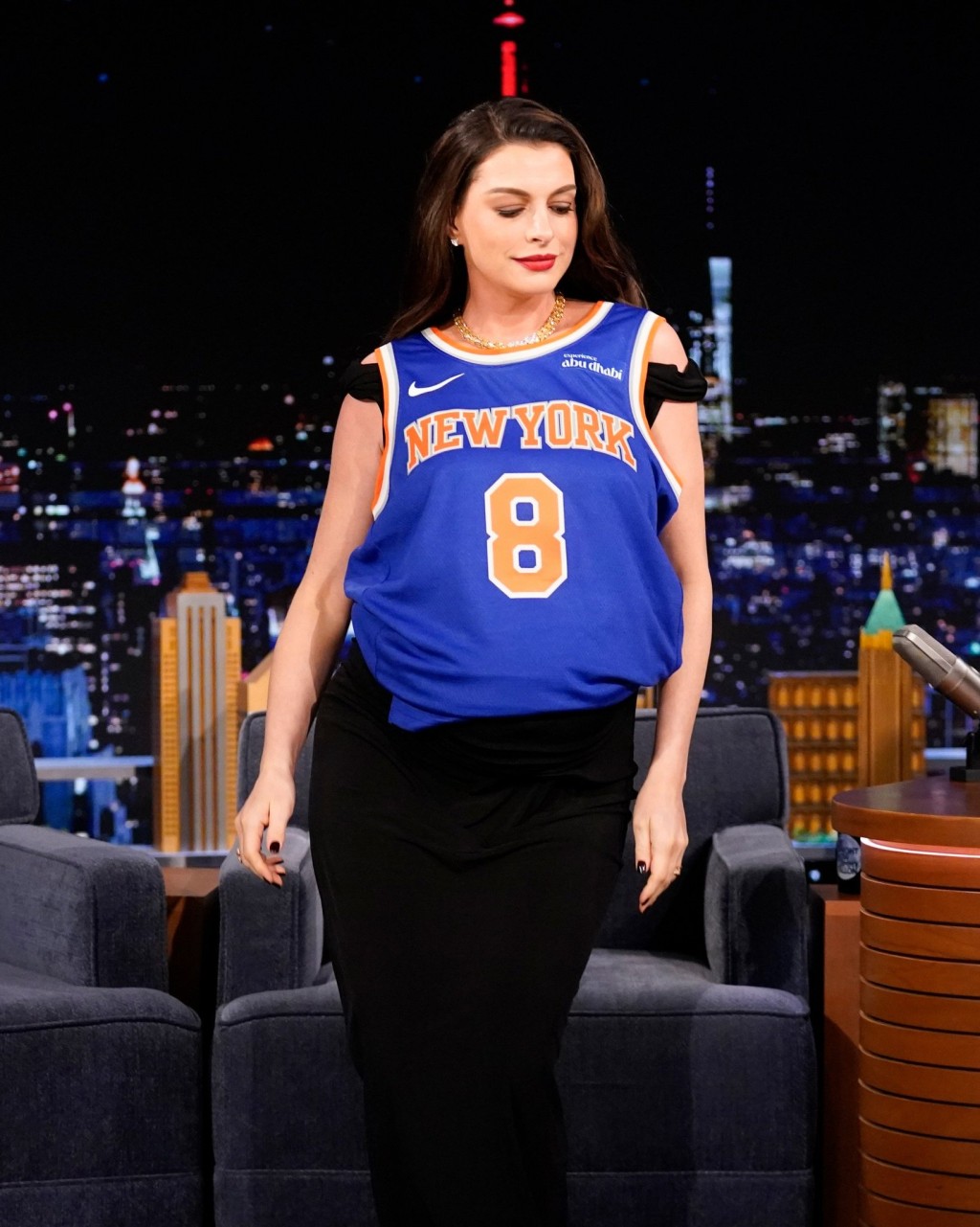 日前，安妮上Jimmy Fallon節目，獲贈NBA球衣，她即穿上。