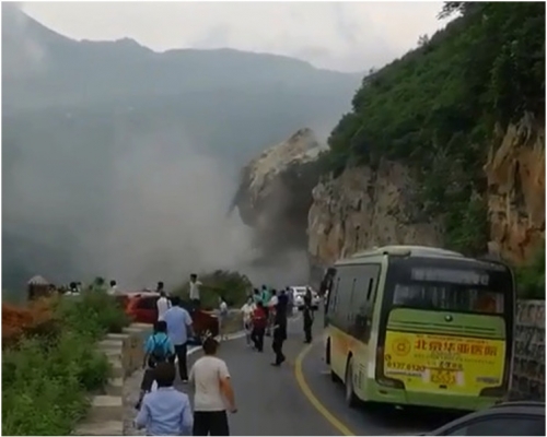 大量山泥夾雜大石滾滾而下,市民紛紛下車走避。網圖