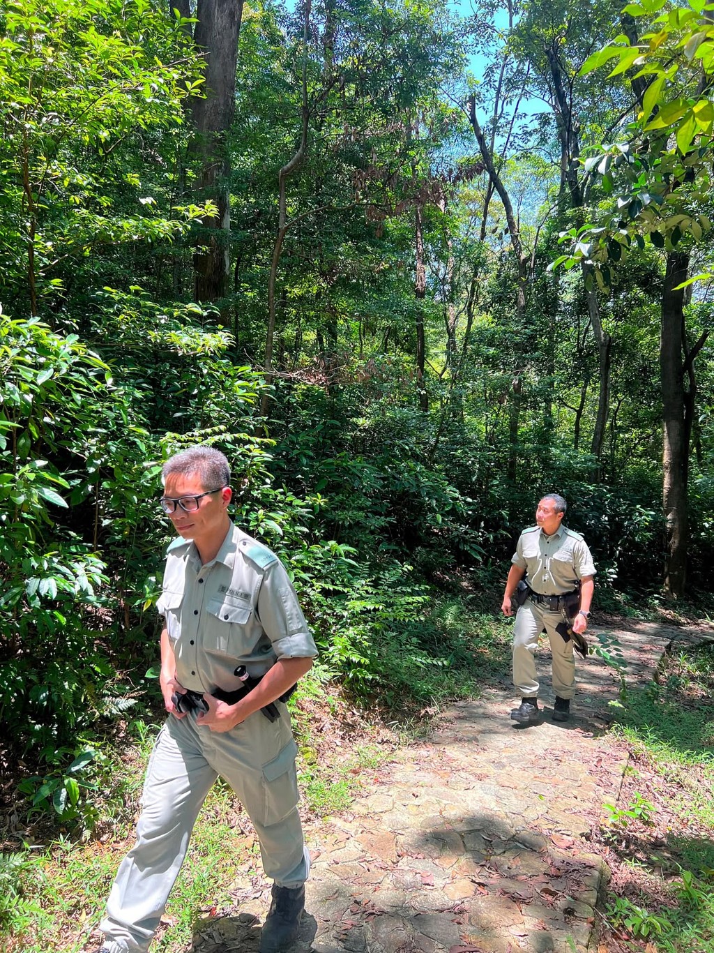 西貢分區鄉村巡邏隊人員進行山野巡邏,保障遠足人士安全。 西貢分區鄉村巡邏隊人員進行山野巡邏,保障遠足人士安全。