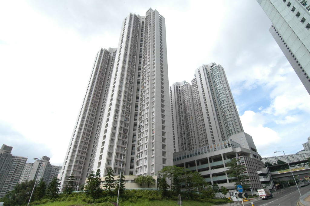 康逸苑位於藍田半山，於2001年落成，共有5座大廈，提供1,600個單位，