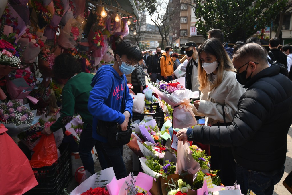 市民在旺角花墟买花情况及市道。陈极彰摄