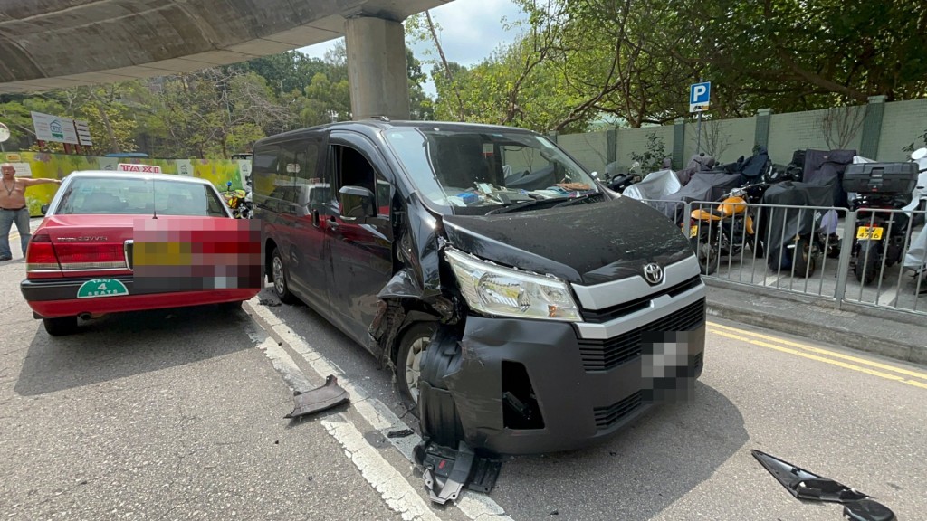 客貨車車頭損毀。