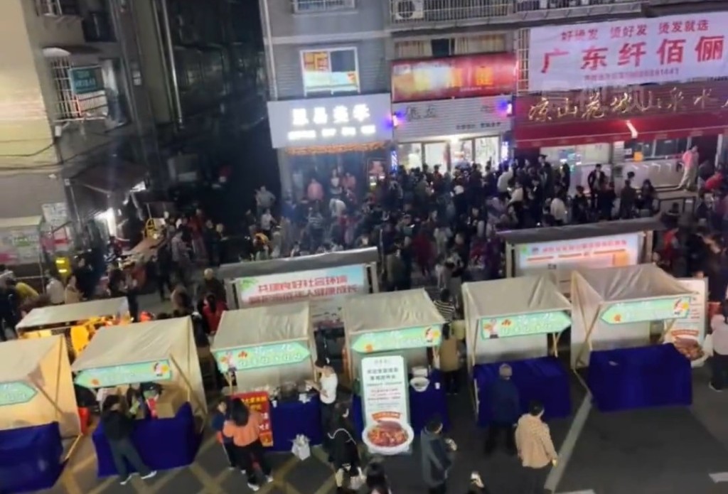 理髮店外人山人海。