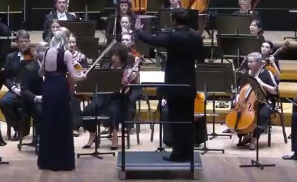 身价逾2700万港元的18世纪小提琴被击中跌落地。 Sinfonia Lahti影片截图