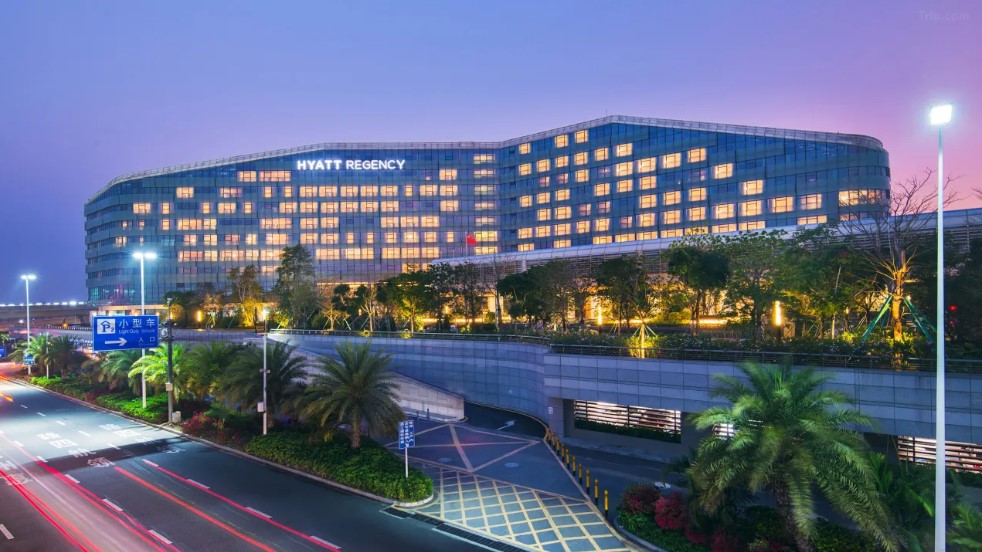 深圳機場凱悦酒店位於深圳寶安國際機場西側，地理位置優越，交通便利，乘坐深圳地鐵11號線即可輕鬆直達
