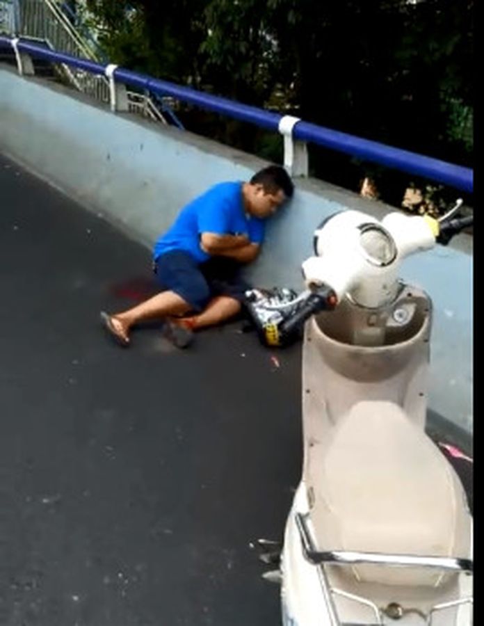 路面一片狼藉,多位途人倒在地上。