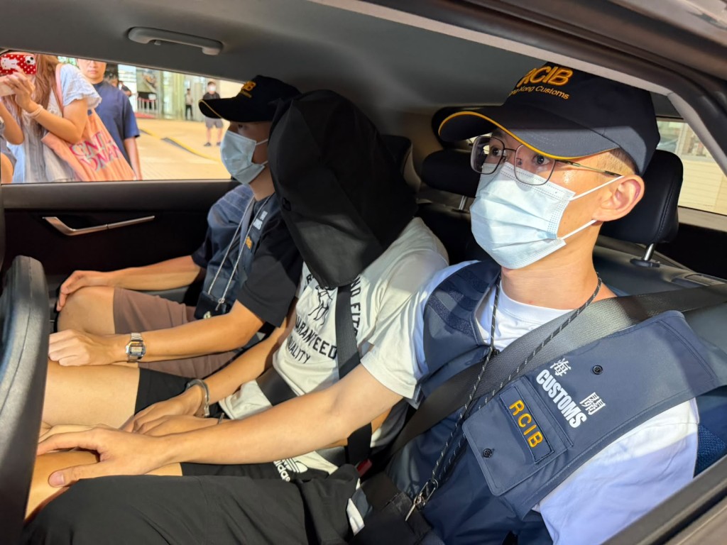 涉案男司機被捕。海關圖片 涉案男司機被捕。海關圖片