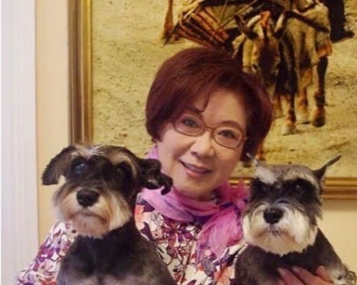 司棋姐對愛犬依依不捨。