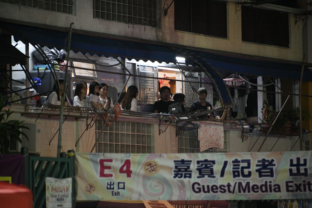 附近民居亦有人探頭觀看。 附近民居亦有人探頭觀看。