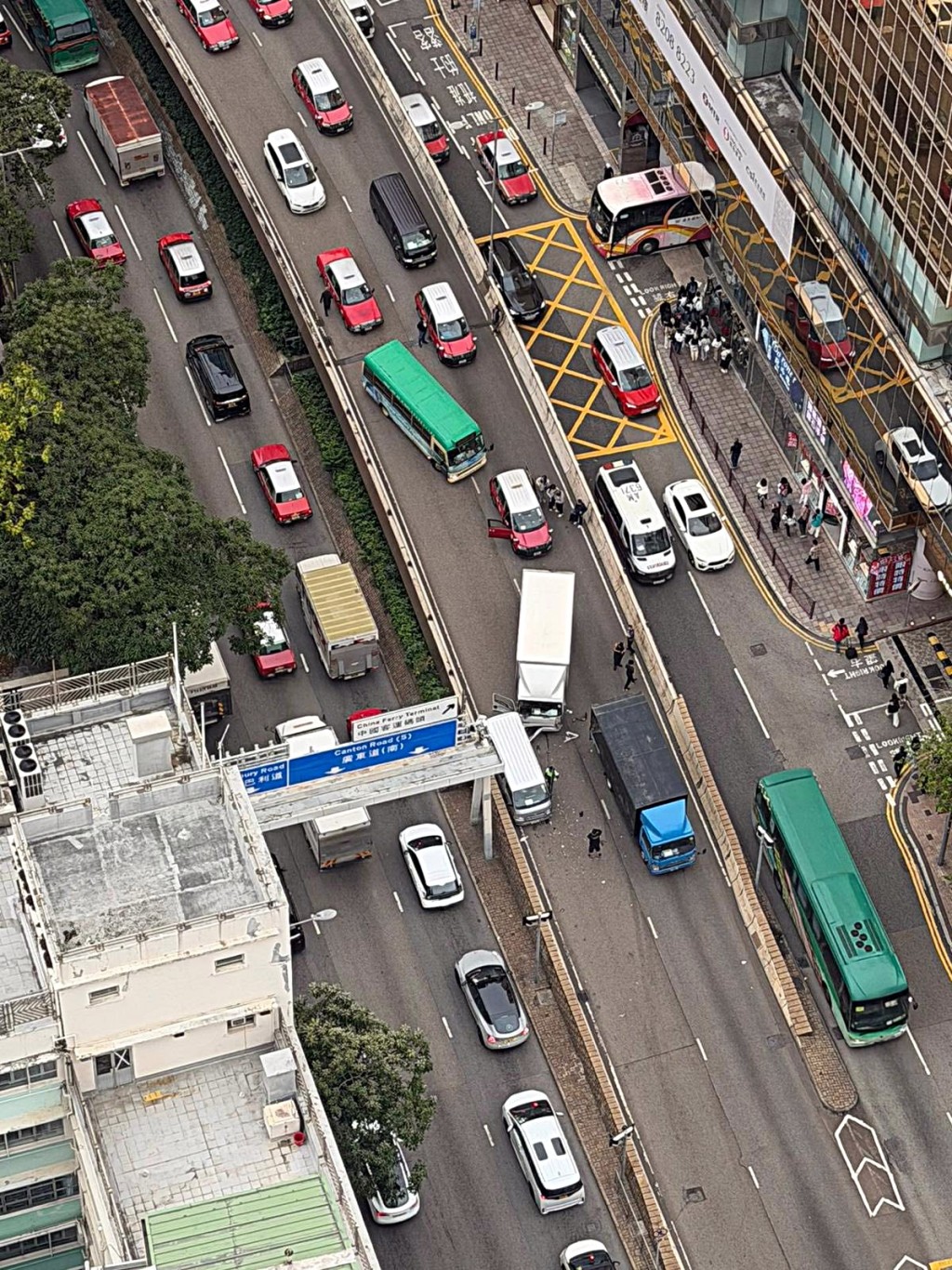 九龍公園徑天橋發生兩車交通意外。網圖 九龍公園徑天橋發生兩車交通意外。網圖