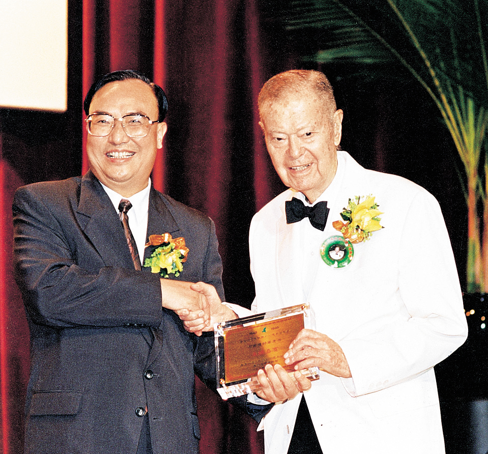 新華社香港分社前副社長張浚生（左）與何世禮。 資料圖片