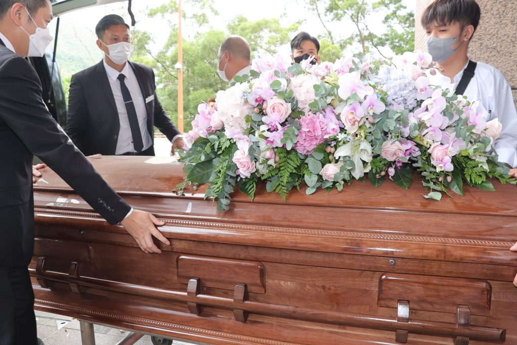 李玟的灵柩到达火葬场。