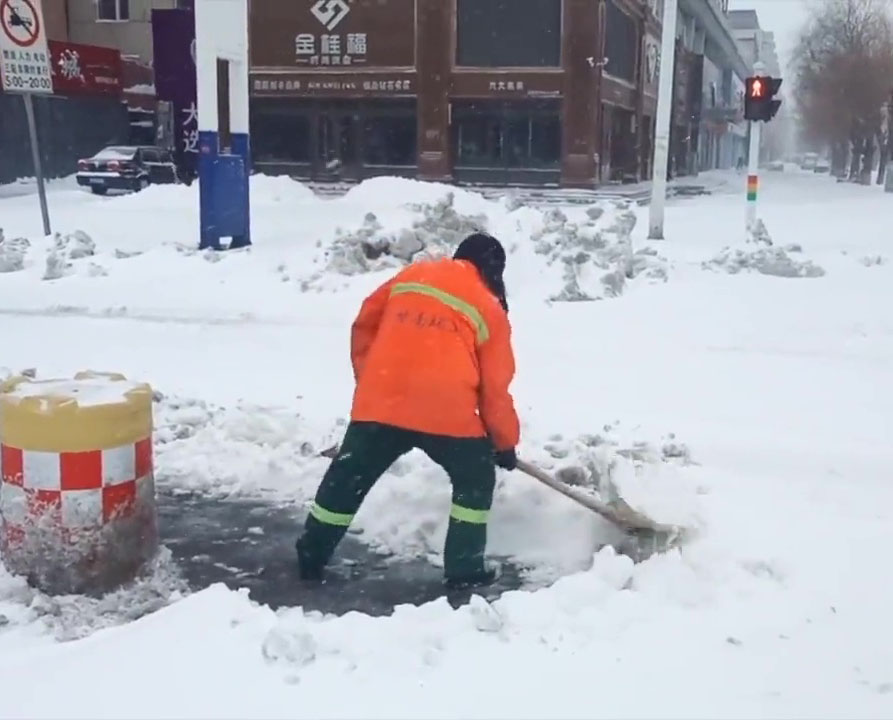 工作人員清除雪堆。(網圖)