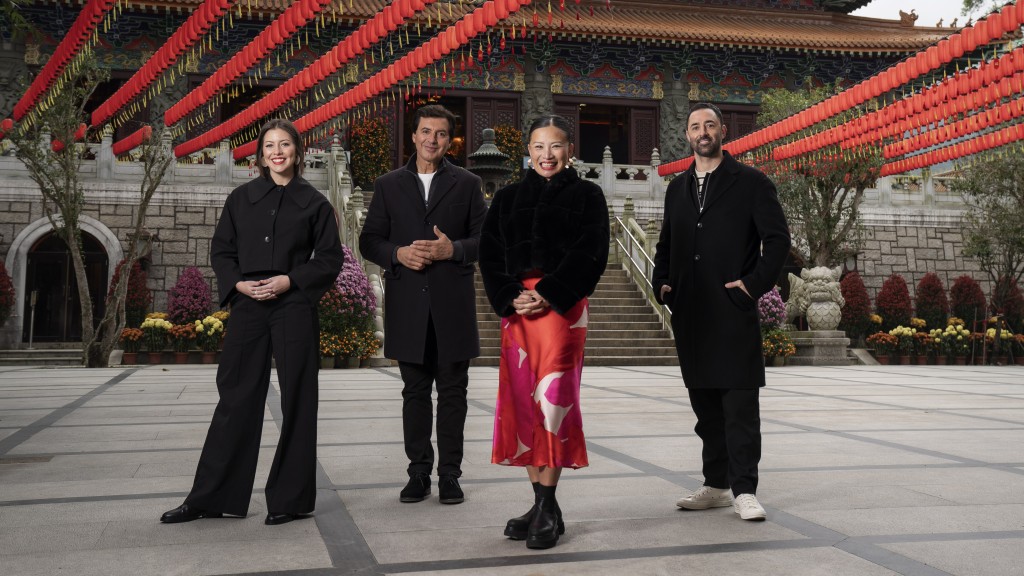 《我要做廚神:澳洲版》第16季評審團於香港寶蓮禪寺大雄寶殿前合照。