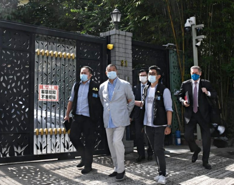 黎智英被捕。